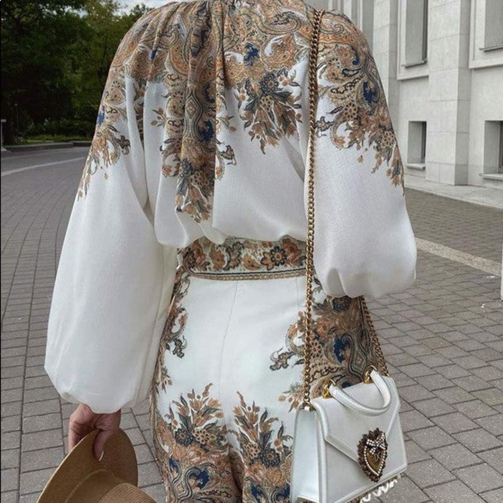 Elegant Flower Printed Long-Sleeved Top And Shorts Two-Piece Set - Picture 4 of 8